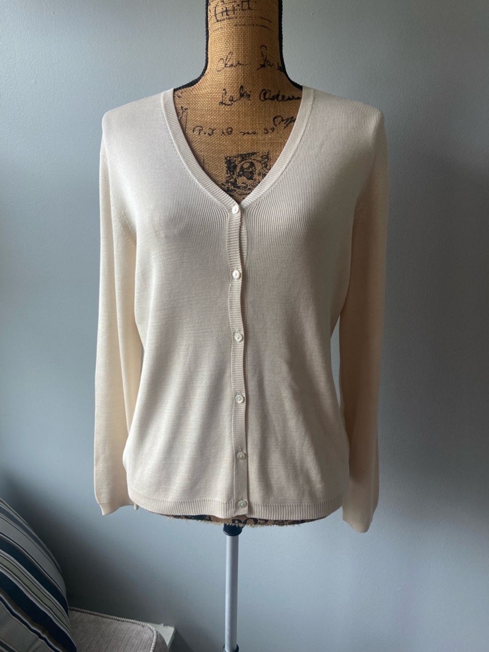 Ann Taylor Sz L Soft Cream Ribbed 100% Silk Women’s V Neck Cardigan Sweater